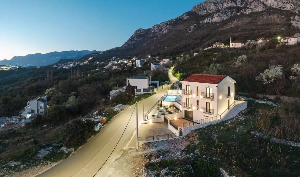 Rent, house, 180m², Blizikuće, Budva