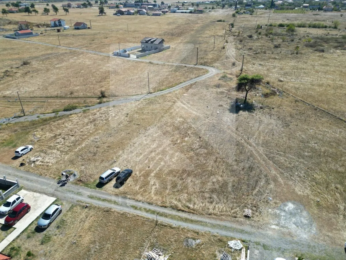 Pogled iz vazduha na zemljište i okolno područje.
