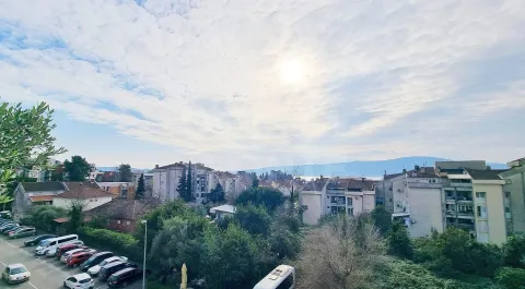 Pogled sa terase na grad i more. - image 11