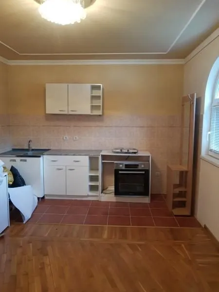 Izdavanje, četvorosoban stan, 180m², Petlovo Brdo, Beograd