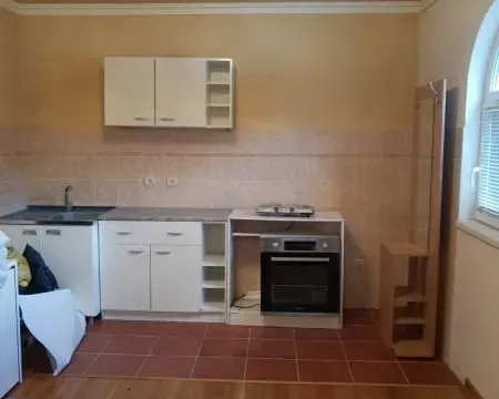 Izdavanje, četvorosoban stan, 180m², Petlovo Brdo, Beograd - image 2