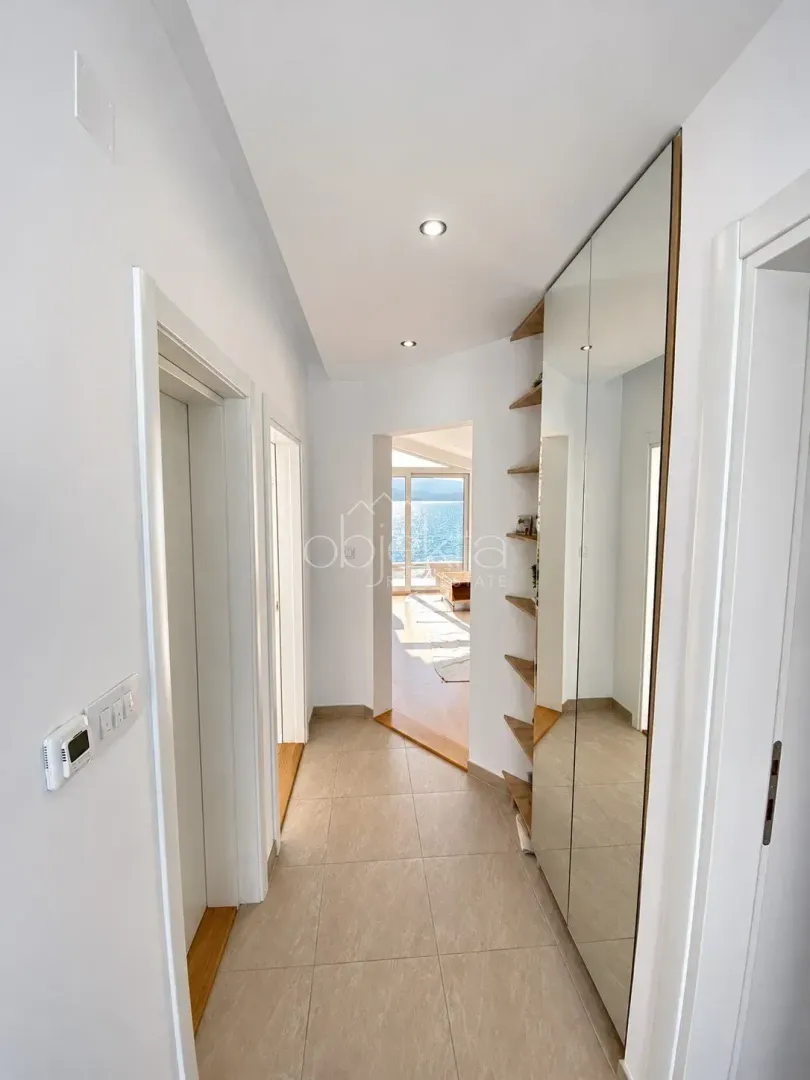 Izdavanje, dvosoban stan, 80m², Tivat, Crna Gora