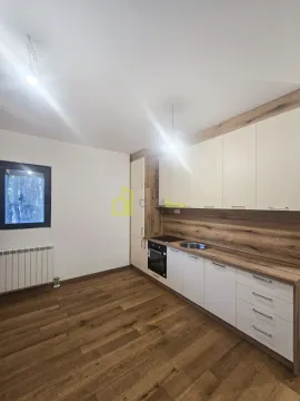 Kuhinja sa bijelim elementima i drvenim detaljima. - image 3