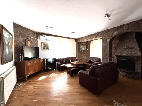 Rent, house, 300m², Zagorič, Podgorica - image 4