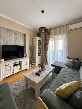 Udobna dnevna soba sa garniturom, TV-om i izlazom na terasu. - image 3