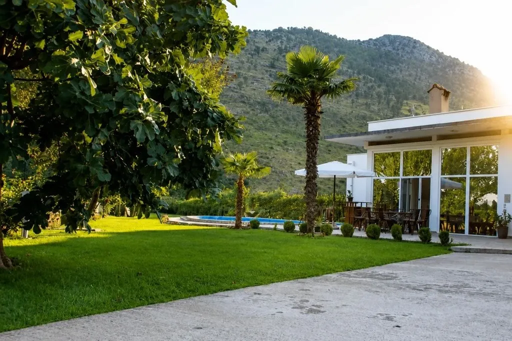 Yard with lawn, swimming pool and mountain view.