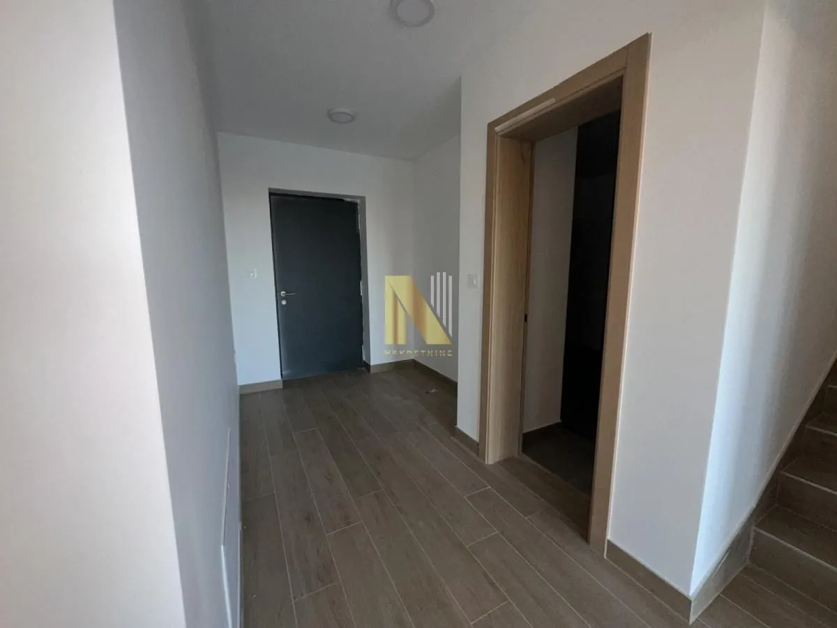 Prodaja, četvorosoban stan, 205m², Alibegovac, Petrovaradin