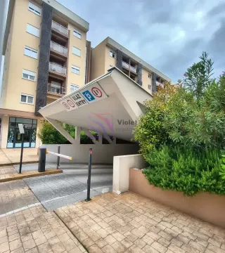 Ulaz u podzemnu garažu stambene zgrade sa rampom. - image 13