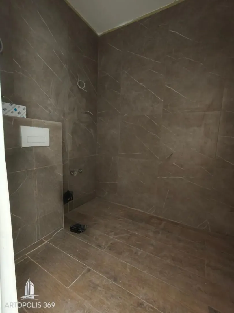 Kupatilo u fazi renoviranja obloženo keramičkim pločicama.