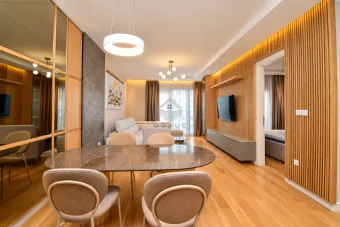 Dnevna soba sa trpezarijom, modernim nameštajem i drvenim zidnim oblogama. - image 10