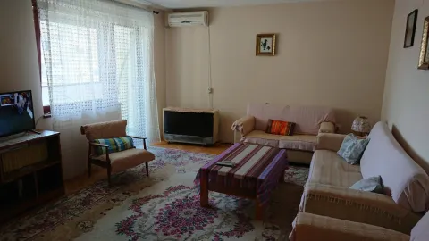 Dnevna soba sa garniturom za sjedenje, tepihom i TV-om. - image 2