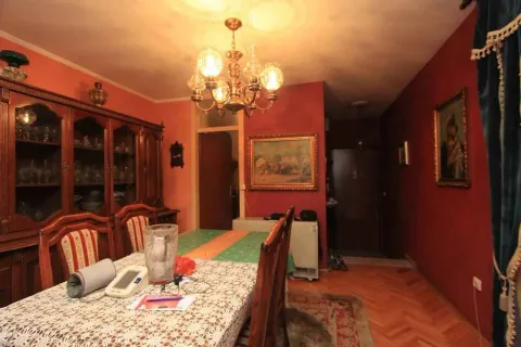 Trpezarija sa drvenim namještajem i crvenim zidovima. - image 2