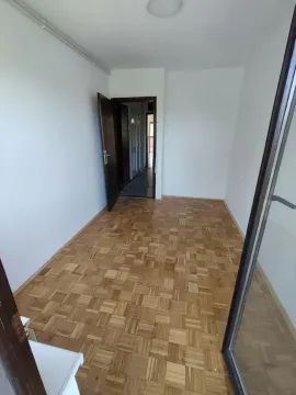 Prazna soba sa parketom i otvorenim vratima. - image 12