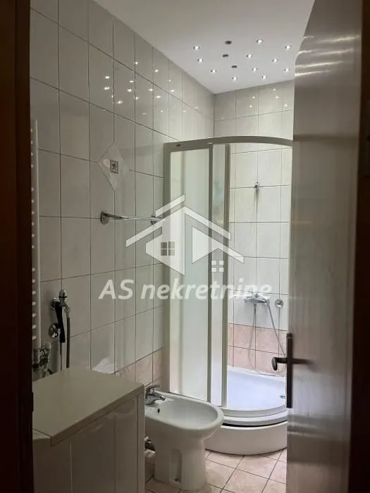 Izdavanje, trosoban stan, 120m², Uciteljsko Naselje, Zvezdara Sve Podlokacije