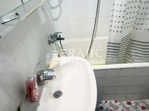Manje kupatilo sa umivaonikom i kadom. - image 12
