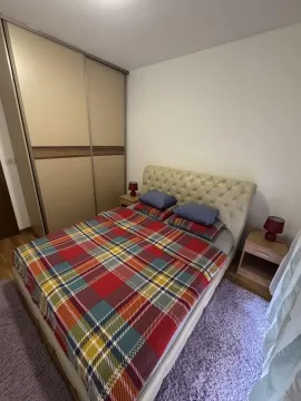 Namještena spavaća soba sa bračnim krevetom i ugradnim plakarom. - image 6