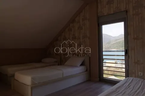 Spavaća soba sa kosim plafonom i izlazom na terasu sa pogledom na more. - image 6