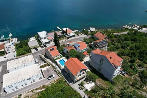 Pogled iz vazduha na kuće i okolinu pored mora. - image 53