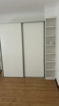 Bijeli ugradni garderober sa kliznim vratima i otvorenim policama u sobi. - image 7