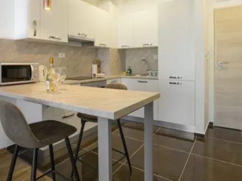 Izdavanje, garsonjera, 34m², Bečići, Budva - image 4