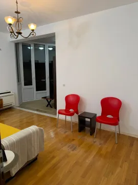 Dnevni boravak sa parketom i crvenim stolicama. - image 7