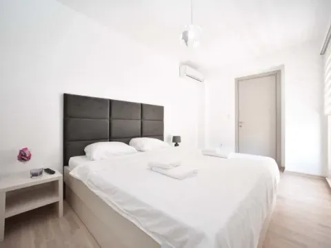 Izdavanje, dvosoban stan, 74m², Centar, Budva - image 10