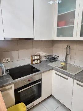 Kuhinja sa ugradnom pločom, rernom i sudoperom. - image 3