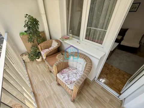 Namešten balkon sa pletenim foteljama i zelenilom. - image 4