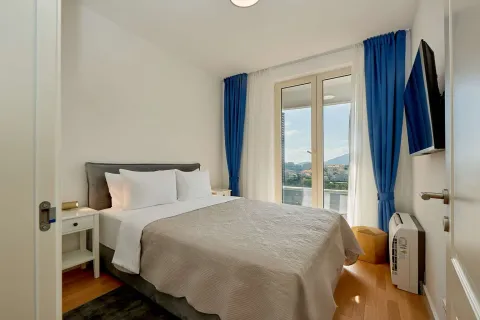Uređena spavaća soba sa bračnim krevetom i izlazom na terasu. - image 10