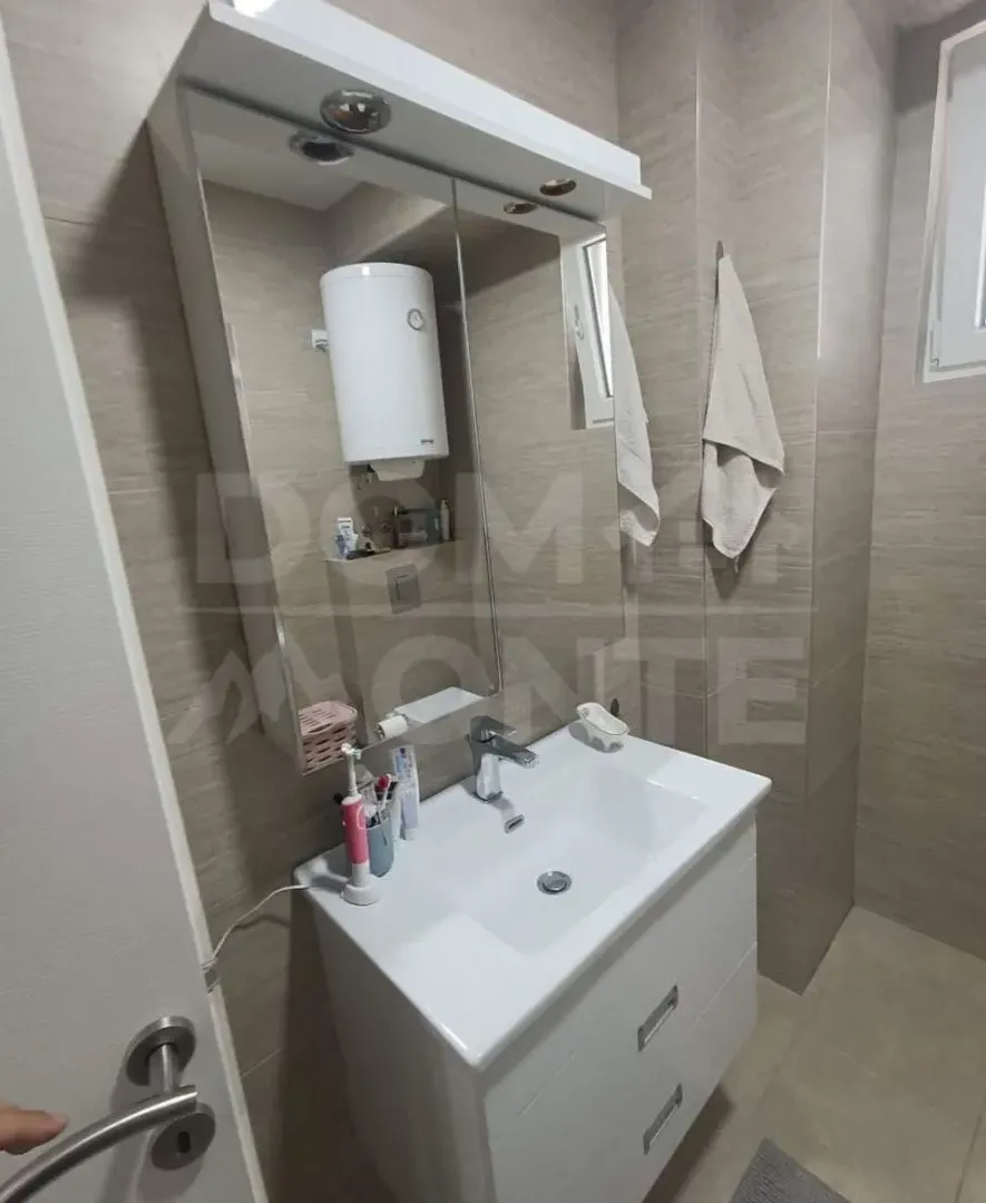Izdavanje, trosoban stan, 100m², Tivat, Crna Gora