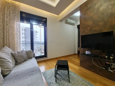 Dnevna soba sa garniturom, TV-om i izlazom na terasu. - image 3