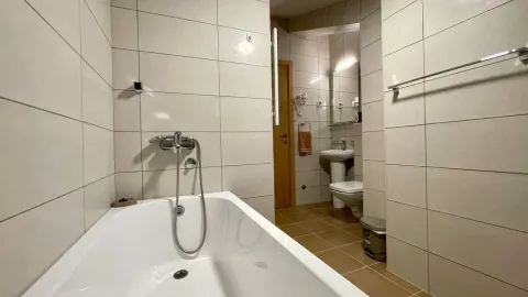 Moderne kupatilo opremljeno kadom, umivaonikom i toaletom. - image 7
