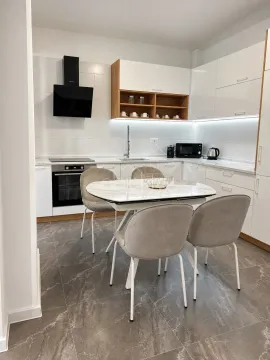 Moderna kuhinja sa trpezarijskim stolom i sivim stolicama. - image 7