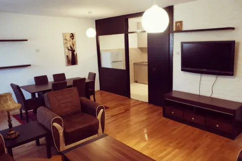 Udobna dnevna soba sa trpezarijom i televizorom. - image 7