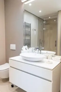 Svijetlo kupatilo sa bijelim lavaboom. - image 10