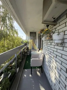 Uski namešteni balkon sa sedećom garniturom i zelenilom. - image 12