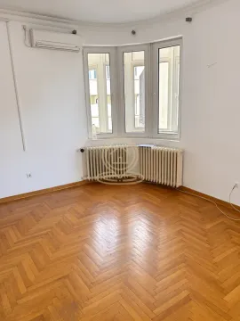 Empty room with wooden parquet flooring, windows, and an air conditioning unit. - image 2