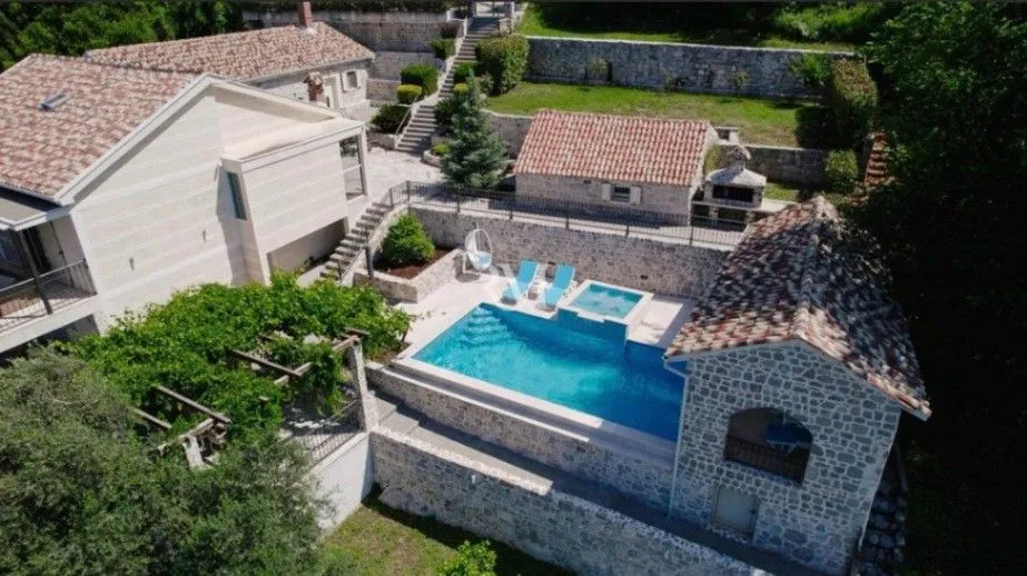 Izdavanje, kuća, 281m², Dub, Kotor