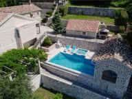 Izdavanje, kuća, 281m², Dub, Kotor - image 1