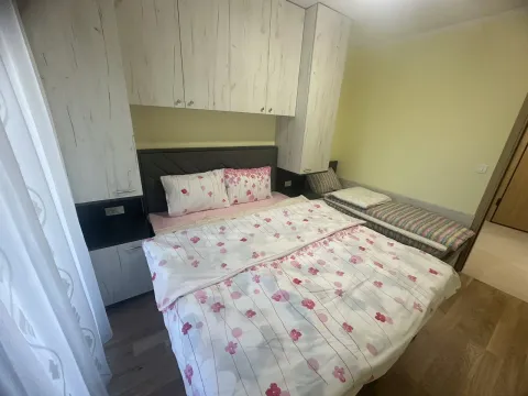 Bright bedroom with a double bed and an extra single bed. - image 7