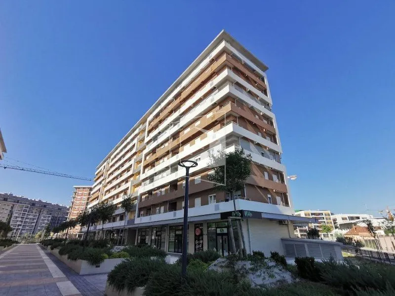 Spoljašnji izgled moderne višespratnice sa terasama i uređenim dvorištem.