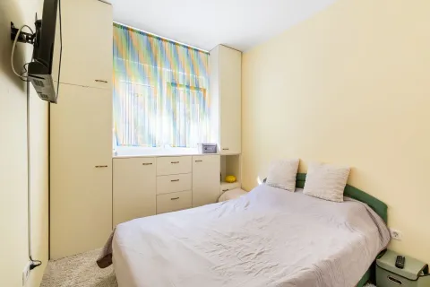 Manja spavaća soba sa bračnim krevetom, ugradnim plakarom i televizorom na zidu. - image 10