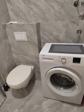 Moderno opremljeno kupatilo sa sijem pločicama, wc šoljom i veš mašinom. - image 7