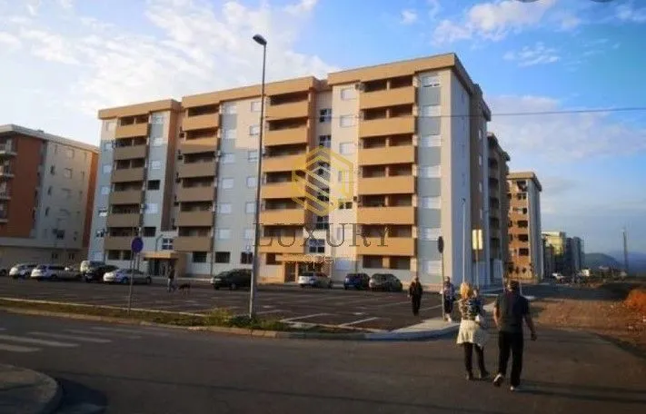 Pogled na stambenu zgradu sa spoljne strane.