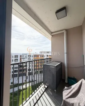 Natkriveni balkon sa pogledom na okolne zgrade i dvorište. - image 10