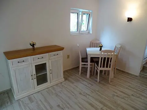Dnevni boravak sa trpezarijskim stolom i komodom. - image 3