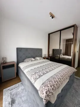 Spavaća soba sa bračnim krevetom, noćnim stočićima i velikim garderoberom sa ogledalom. - image 4