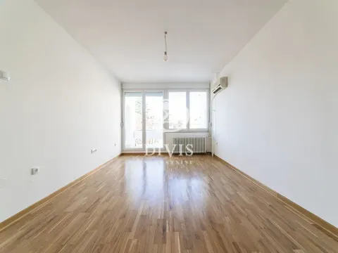 Sale, four bedroom apartment, 106m², Novi Beograd Blok 70, Novi Beograd Sve Podlokacije - image 2
