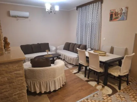 Izdavanje, dvosoban stan, 100m², Stari Aerodrom, Podgorica - image 1