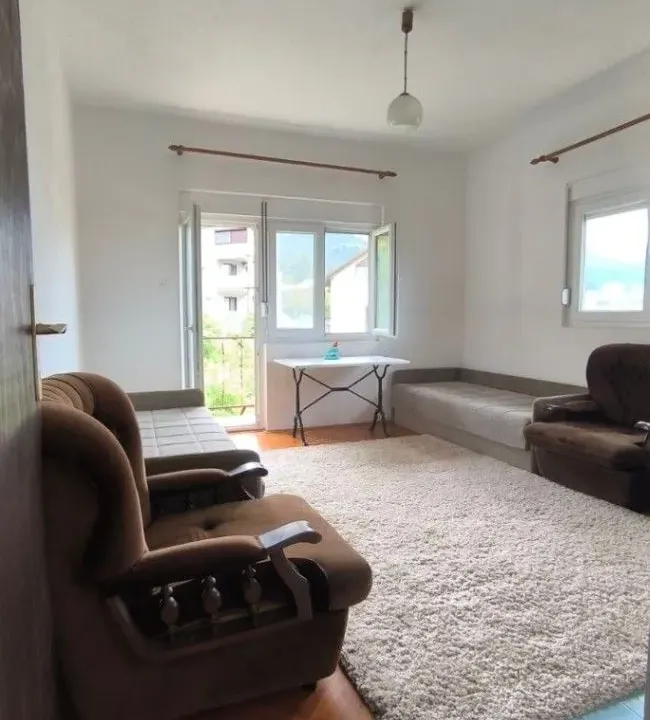 Izdavanje, trosoban stan, 90m², Dumidran, Tivat